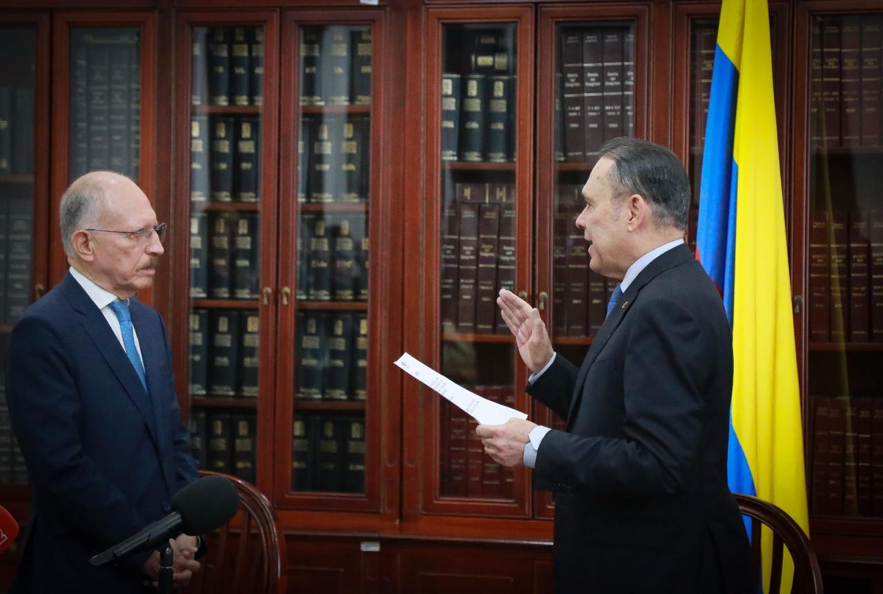 El presidente del Senado, Efraín Cepeda, posesionó a Temistocles Ortega como senador de Cambio Radical. Foto: Prensa Senado