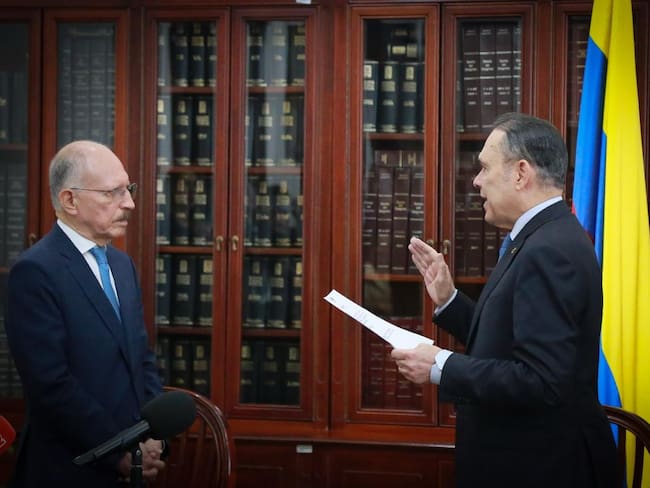 El presidente del Senado, Efraín Cepeda, posesionó a Temistocles Ortega como senador de Cambio Radical. Foto: Prensa Senado