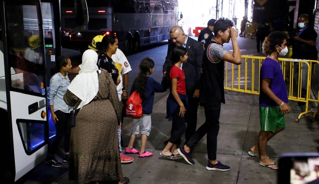 Ciudad de Nueva York aloja a migrantes en hoteles ante llegada de más indocumentados. Foto: Getty