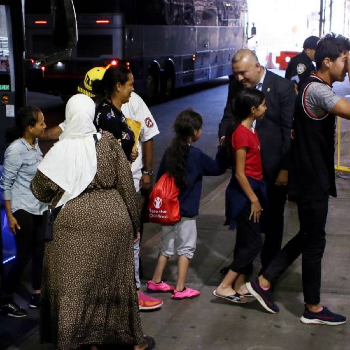 Ciudad de Nueva York aloja a migrantes en hoteles ante llegada de más indocumentados