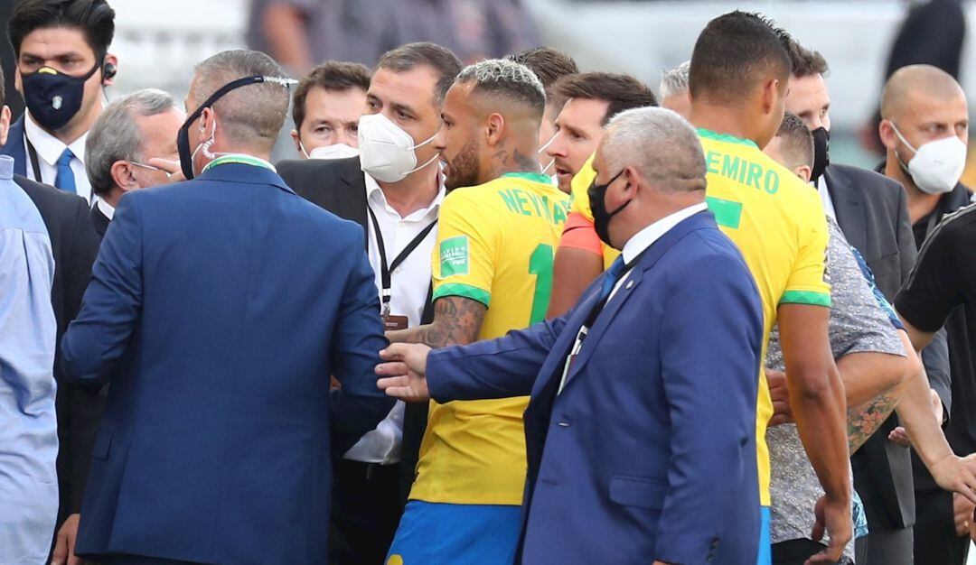 Lionel Messi y Neymar discuten con las autoridades sanitarias de Brasil.