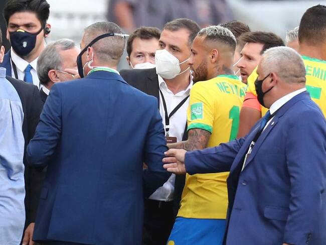 Lionel Messi y Neymar discuten con las autoridades sanitarias de Brasil.