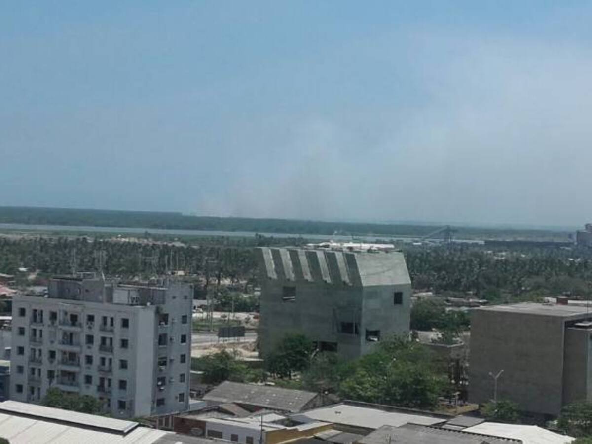 Humo en el norte de Barranquilla por incendio en Parque Salamanca