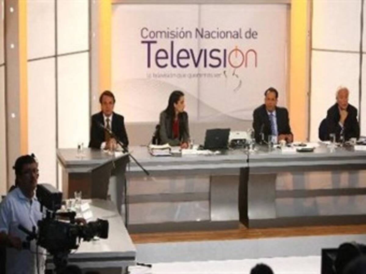 Contraloría imputa cargos a cinco excomisionados de TV por prórroga de canales privados
