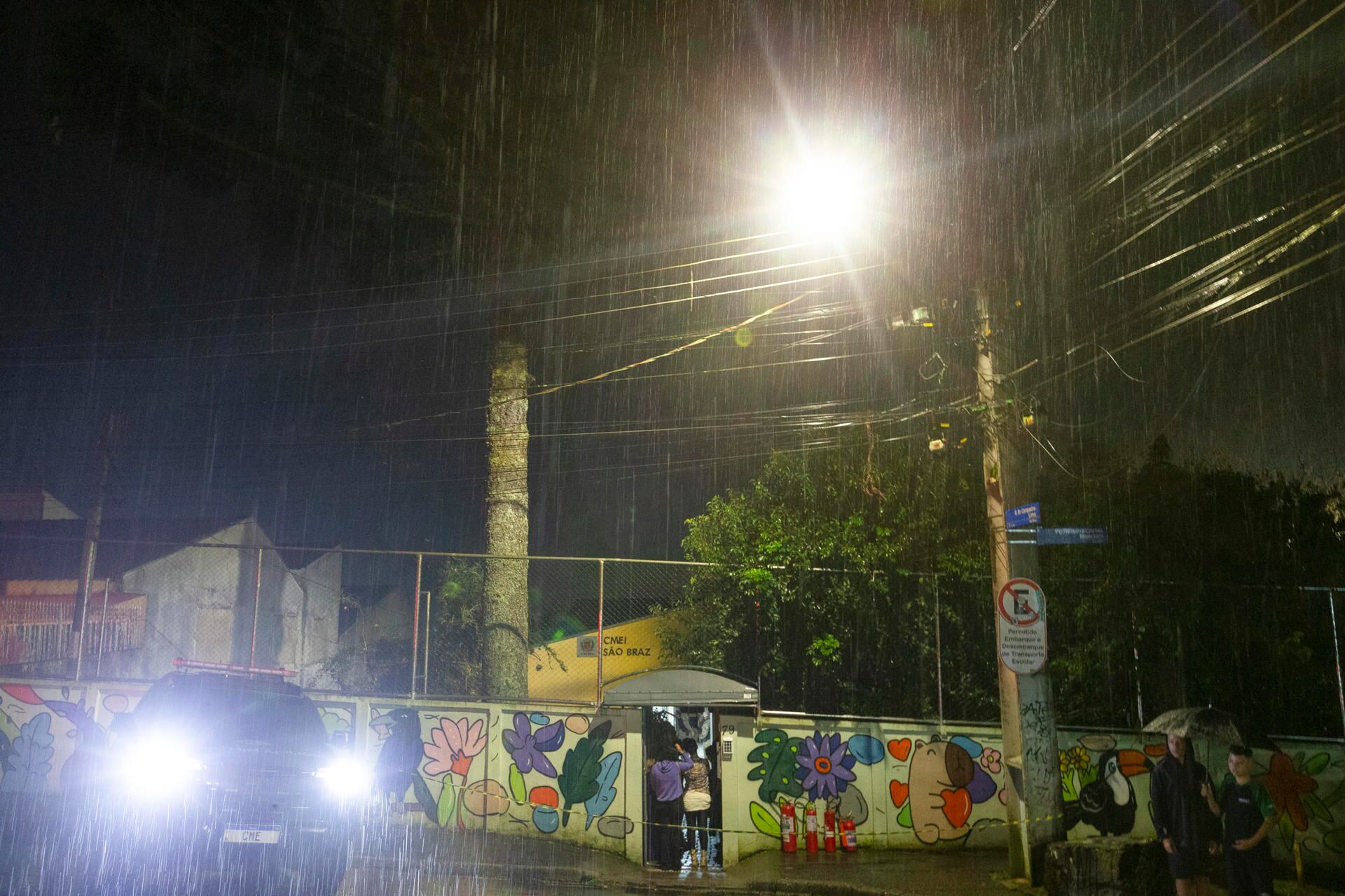 Fachada de la escuela donde 13 niños fueron mantenidos rehenes durante cerca de tres horas en Curitiba (Brasil). EFE / Hedeson Alves