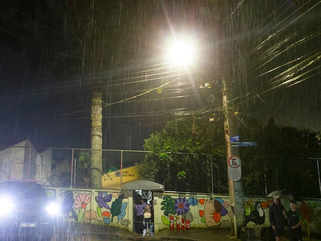 Fachada de la escuela donde 13 niños fueron mantenidos rehenes durante cerca de tres horas en Curitiba (Brasil). EFE / Hedeson Alves