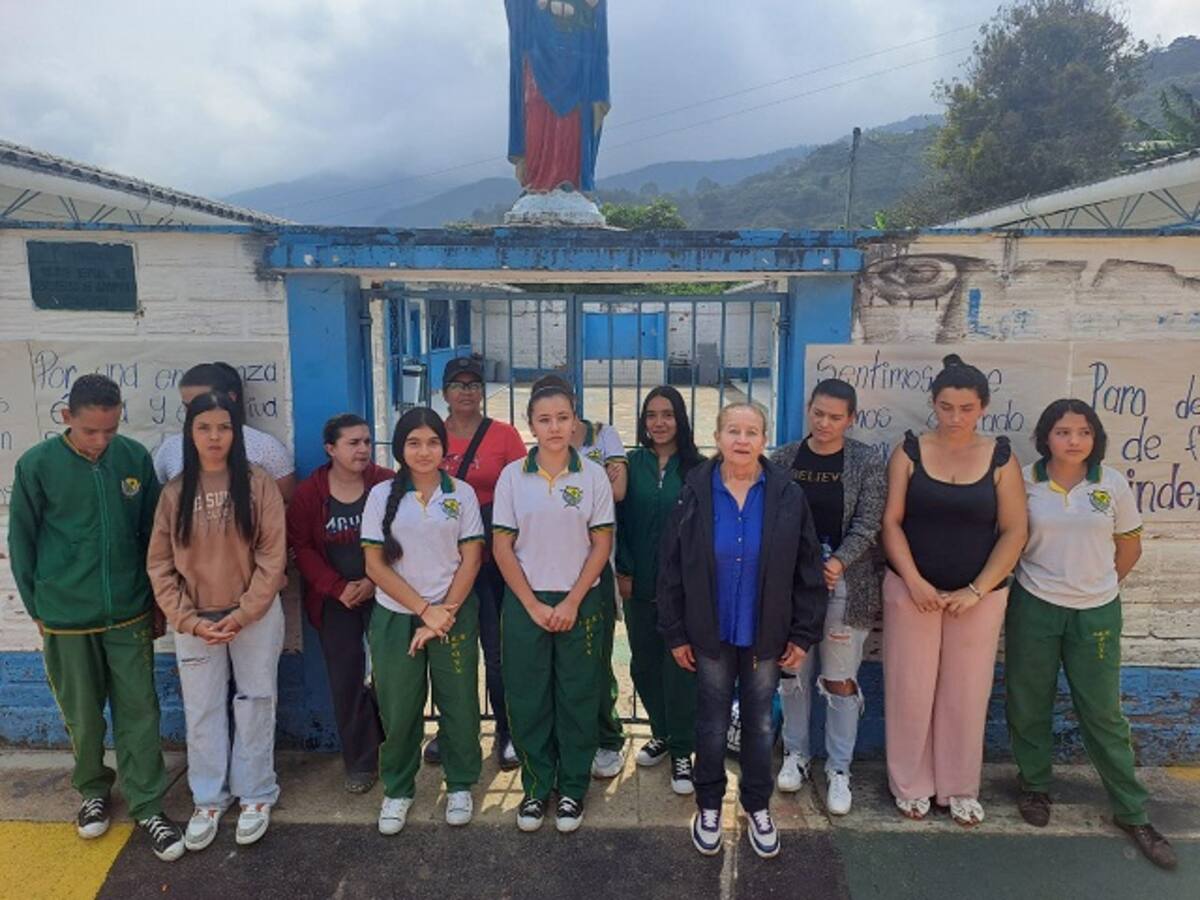 Los estudiantes de un colegio en Ebéjico están en paro y exigen el traslado de un profesor