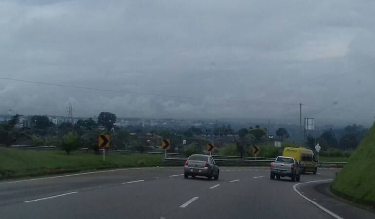 Al fondo Armenia, desde autopistas del café, cielo parcialmente nublado