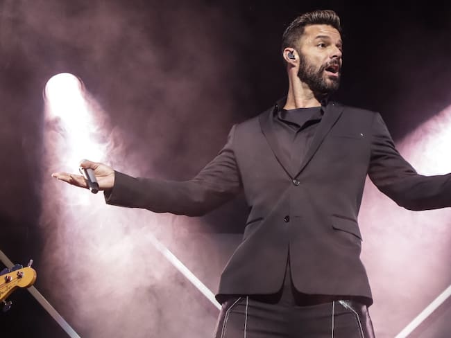¡Inesperado! Ricky Martin le roba un beso a presentador en Viña del Mar