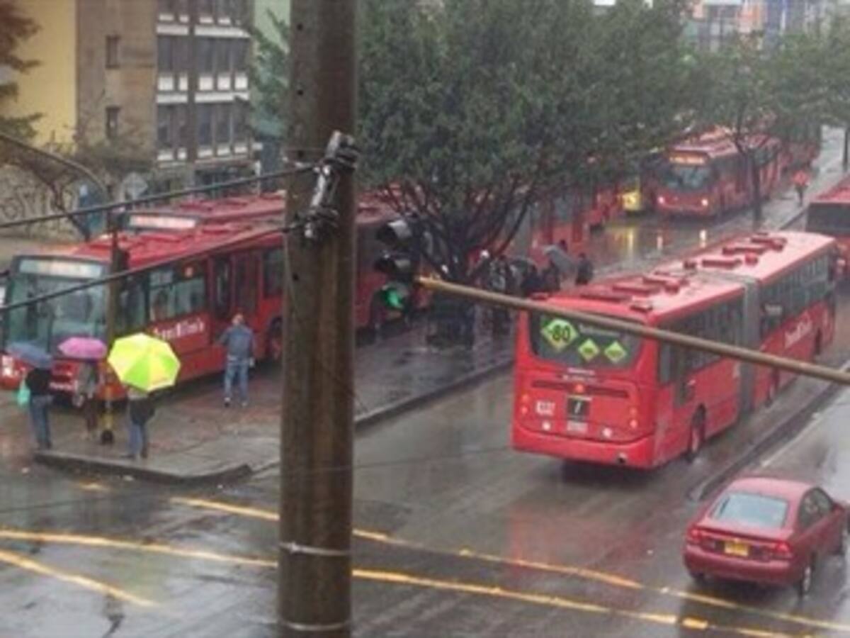 Lluvia y mal estado de la vía habría causado accidente de Transmilenio