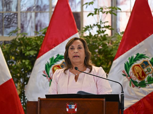 La presidenta de Perú, Dina Boluarte, pronuncia un discurso en el Palacio de Gobierno de Lima, el 13 de agosto de 2025. (Foto de ERNESTO BENAVIDES/AFP via Getty Images)