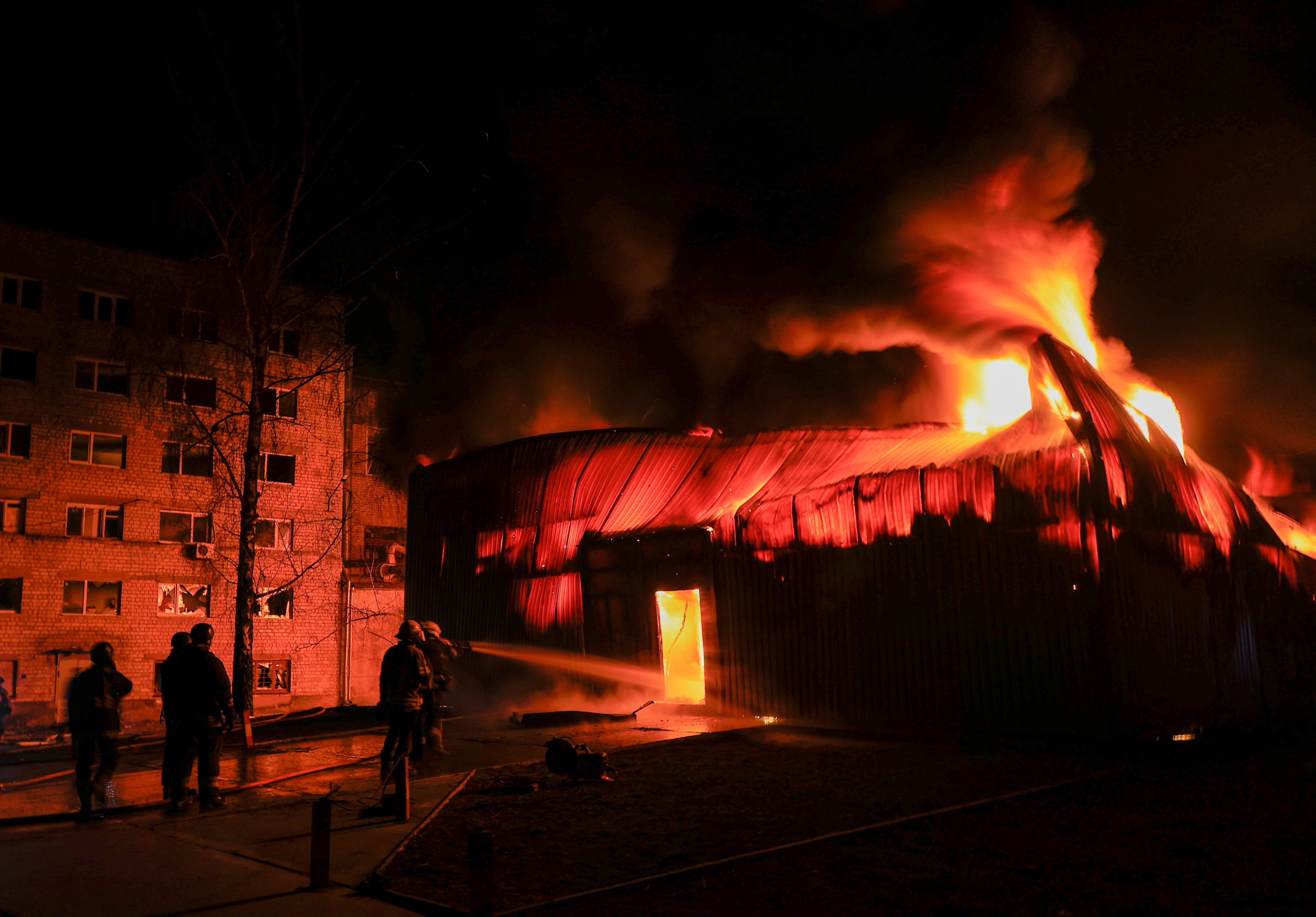 -FOTODELDIA- Járkiv (Ucrania), 27/03/2025.- Bomberos ucranianos tratan de pagar el fuego causado por un ataque ruso con drones en la ciudad de Járkiv, Ucrania este jueves. Rusia lanzó durante la pasada noche contra territorio ucraniano 86 drones de largo alcance, entre aparatos no tripulados y drones réplica de los primeros que los rusos utilizan para confundir a las defensas enemigas, según el parte de este jueves de la Fuerza Aérea ucraniana. EFE/ Sergey Kozlov