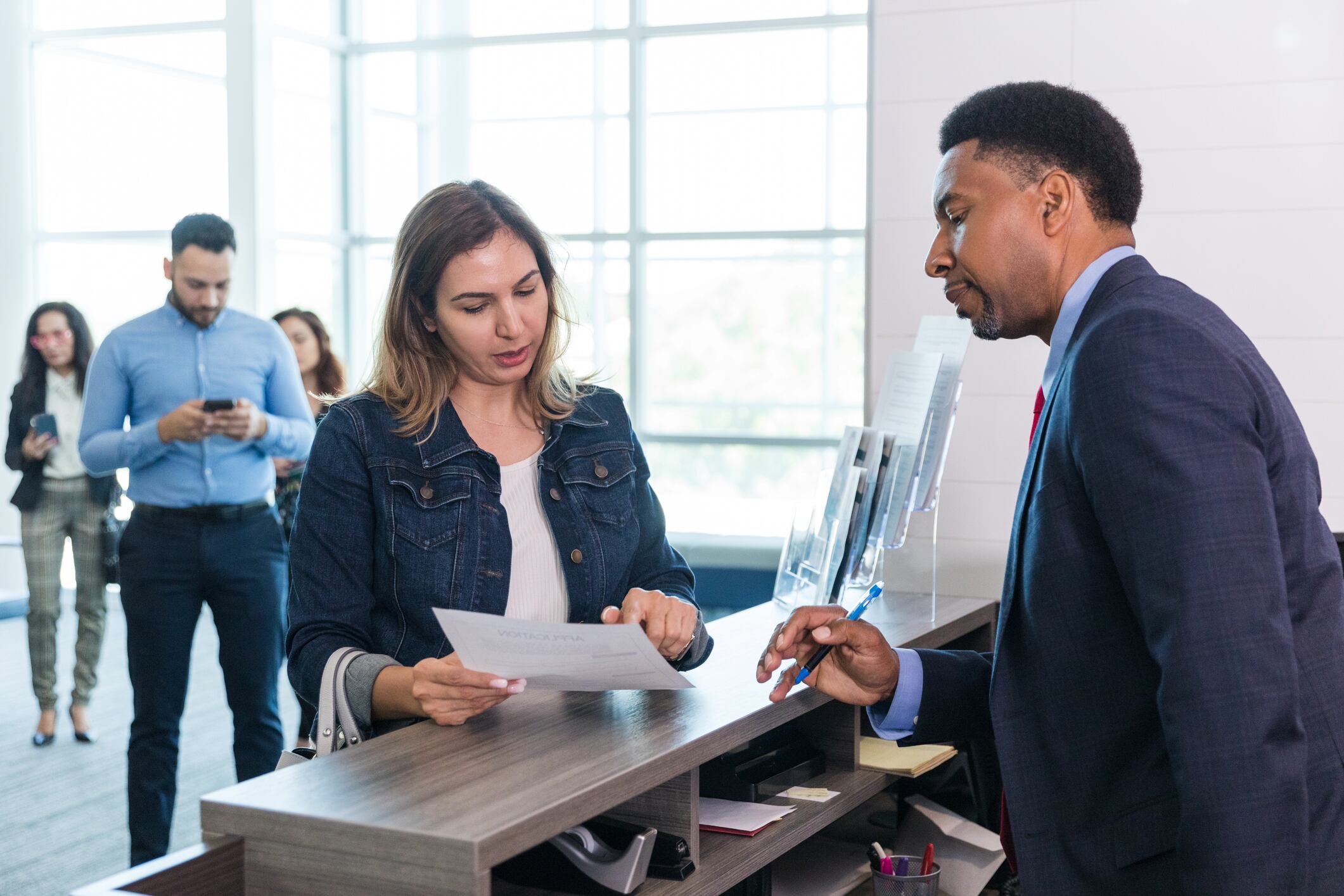 Mujer con asesor bancario, imagen de referencia // Foto: Getty Images