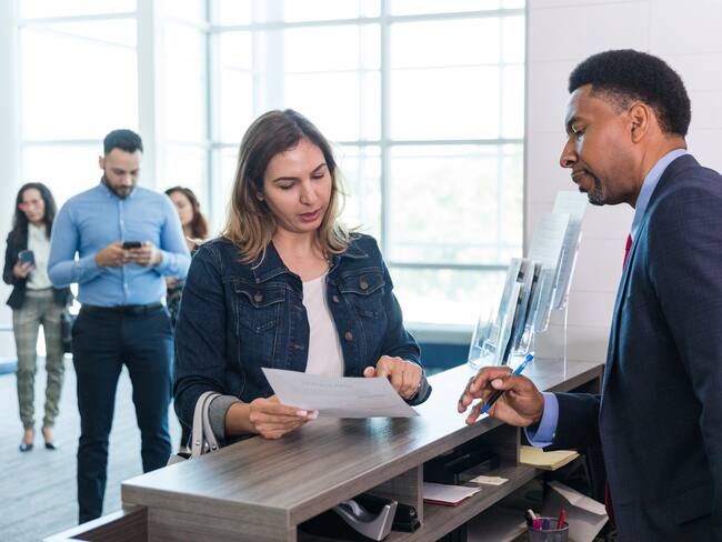 Mujer con asesor bancario, imagen de referencia // Foto: Getty Images