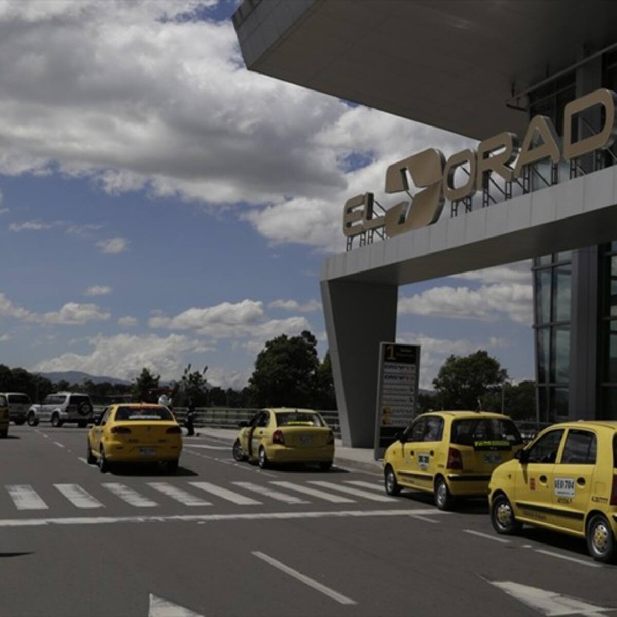 Aeropuerto El Dorado niega tener información de presencia de cuerpos en sus hangares