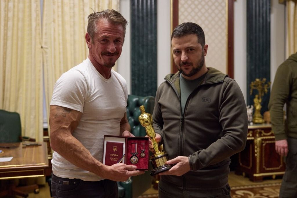 KYIV, UKRAINE - NOVEMBER 08: (----EDITORIAL USE ONLY - MANDATORY CREDIT - "UKRAINIAN PRESIDENCY / HANDOUT" - NO MARKETING NO ADVERTISING CAMPAIGNS - DISTRIBUTED AS A SERVICE TO CLIENTS----) Hollywood actor and film director Sean Penn (L) meets Ukrainian President Vladimir Zelensky (R) as he hands over his own statuette âOscarâ to the Ukrainian president in Kyiv, Ukraine on November 08, 2022. (Photo by Ukrainian Presidency / Handout/Anadolu Agency via Getty Images)