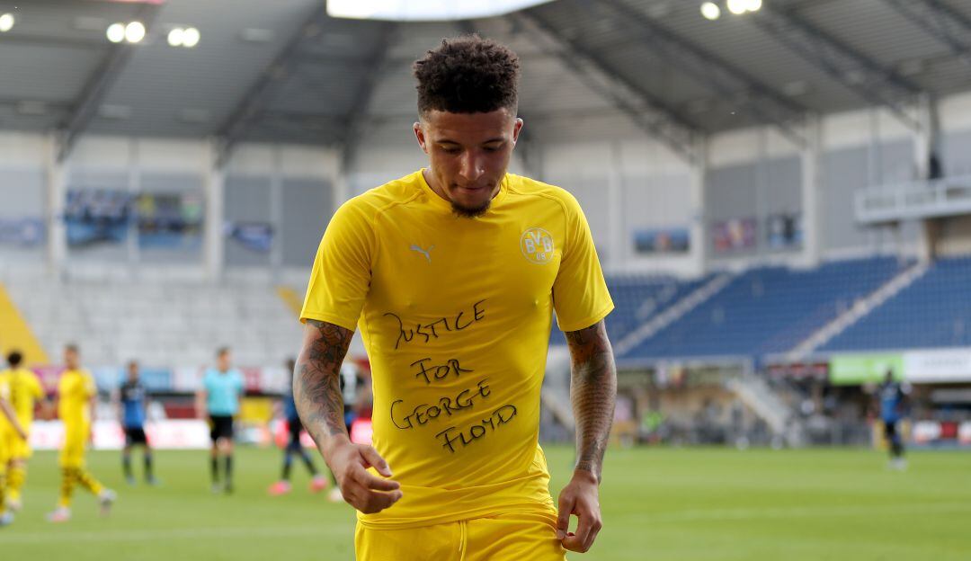 Gesto de Jadon Sancho durante el último partido del Borussia Dortmund. Su mensaje en la camiseta traduce "justicia para George Floyd".