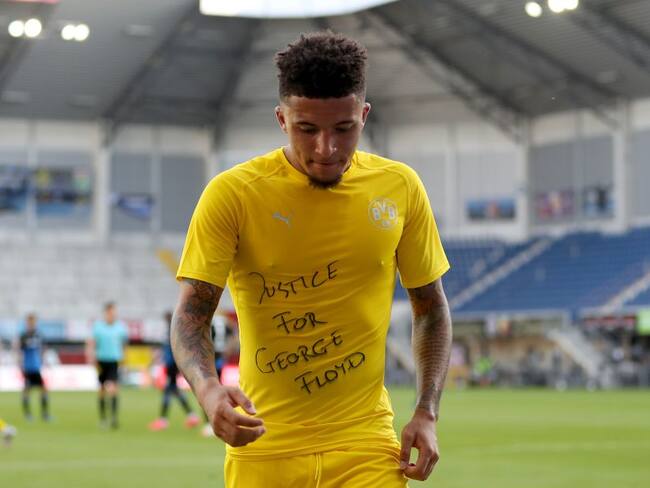 Gesto de Jadon Sancho durante el último partido del Borussia Dortmund. Su mensaje en la camiseta traduce "justicia para George Floyd".