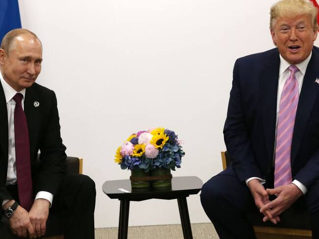 Trump se reúne con Putin y le pide sarcásticamente que no se meta en EE.UU.