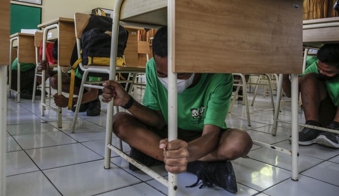 Estudiantes participan en simulación de sismo.