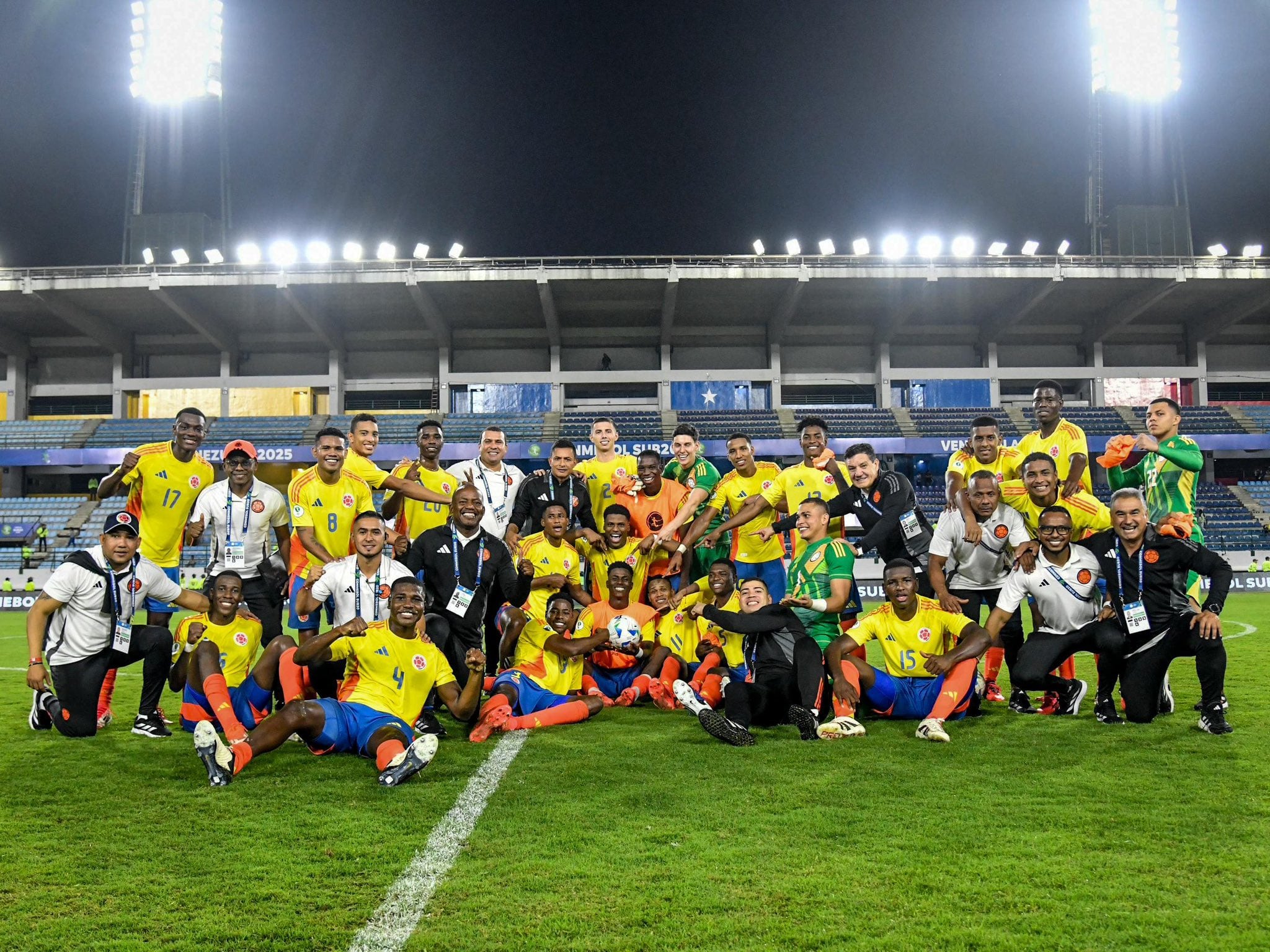 Los jugadores de la Selección Colombia celebran tras su triunfo ante Paraguay / Twitter: @FCFSeleccionCol.