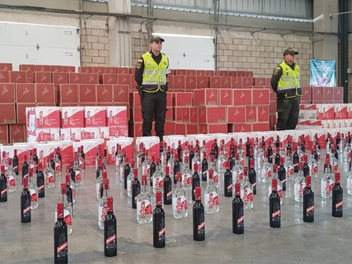 Policía Aduanera aprehende contenedor de 8.442 litros de licor de contrabando en Cartagena