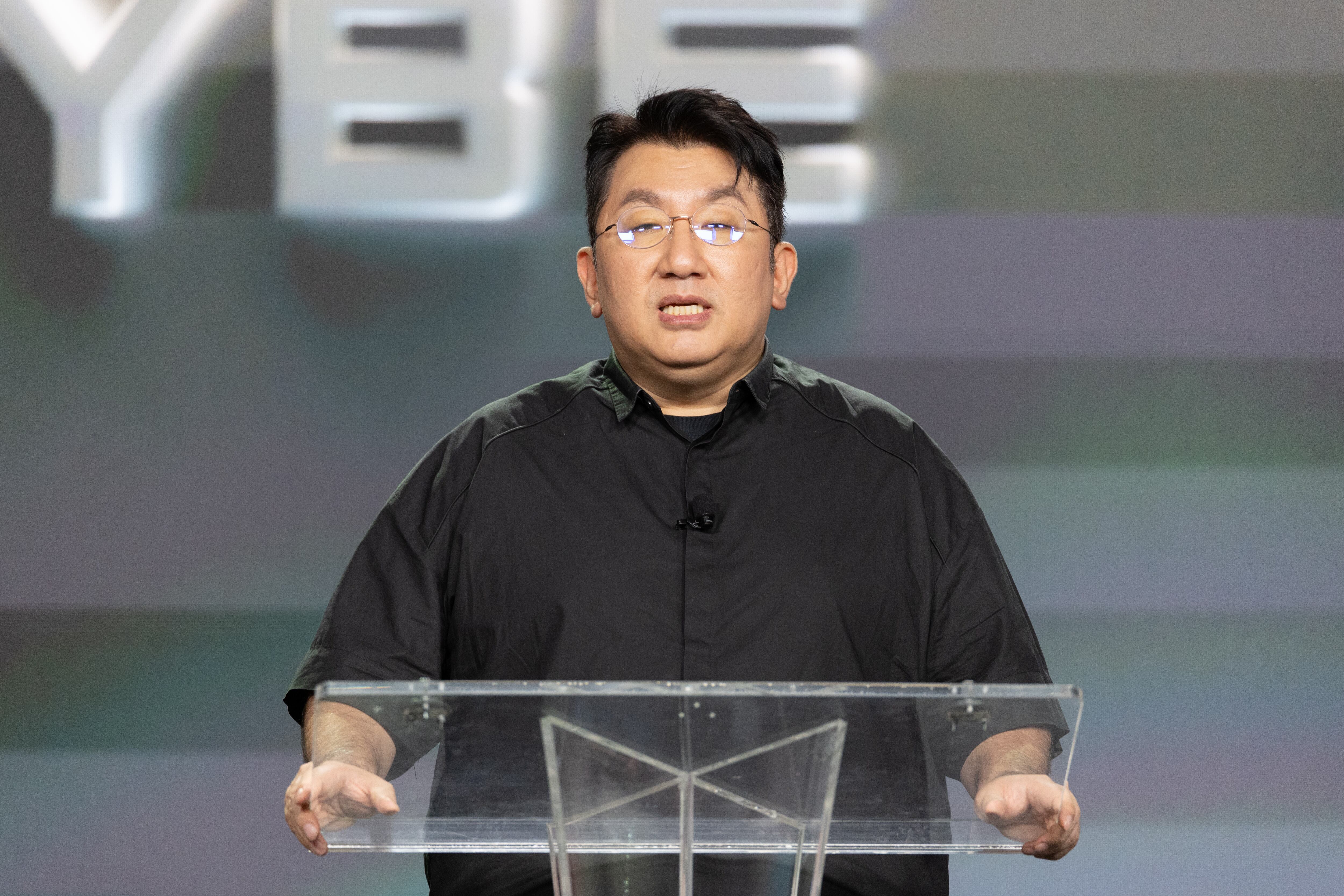 Bang Si-Hyuk en el escenario para una foto durante el evento "HYBE x Geffen Records. (Foto de Christopher Polk/Billboard vía Getty Images)