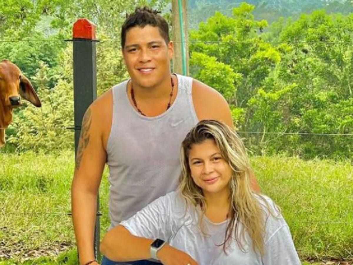 Polémica por vacunación de cantante Rafa Pérez y su esposa