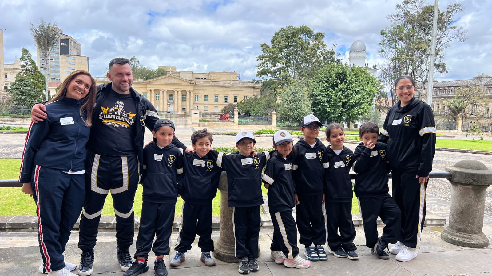 Una de las prácticas más frecuentes es la interacción de los estudiantes con figuras públicas, como congresistas. En estos espacios, los jóvenes reciben formación en campos como el liderazgo. | Foto: Liberland