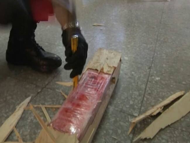 Encuentran cocaína en madera de carga de un avión en El Dorado