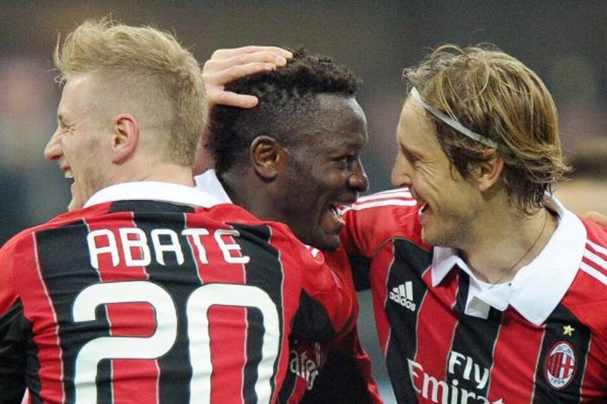 Los jugadores del Milán (i-d) Ignazio Abate, Sulley Muntari y Massimo Ambrosini, al término del partido de ida de los octavos de final de la Liga de Campeones