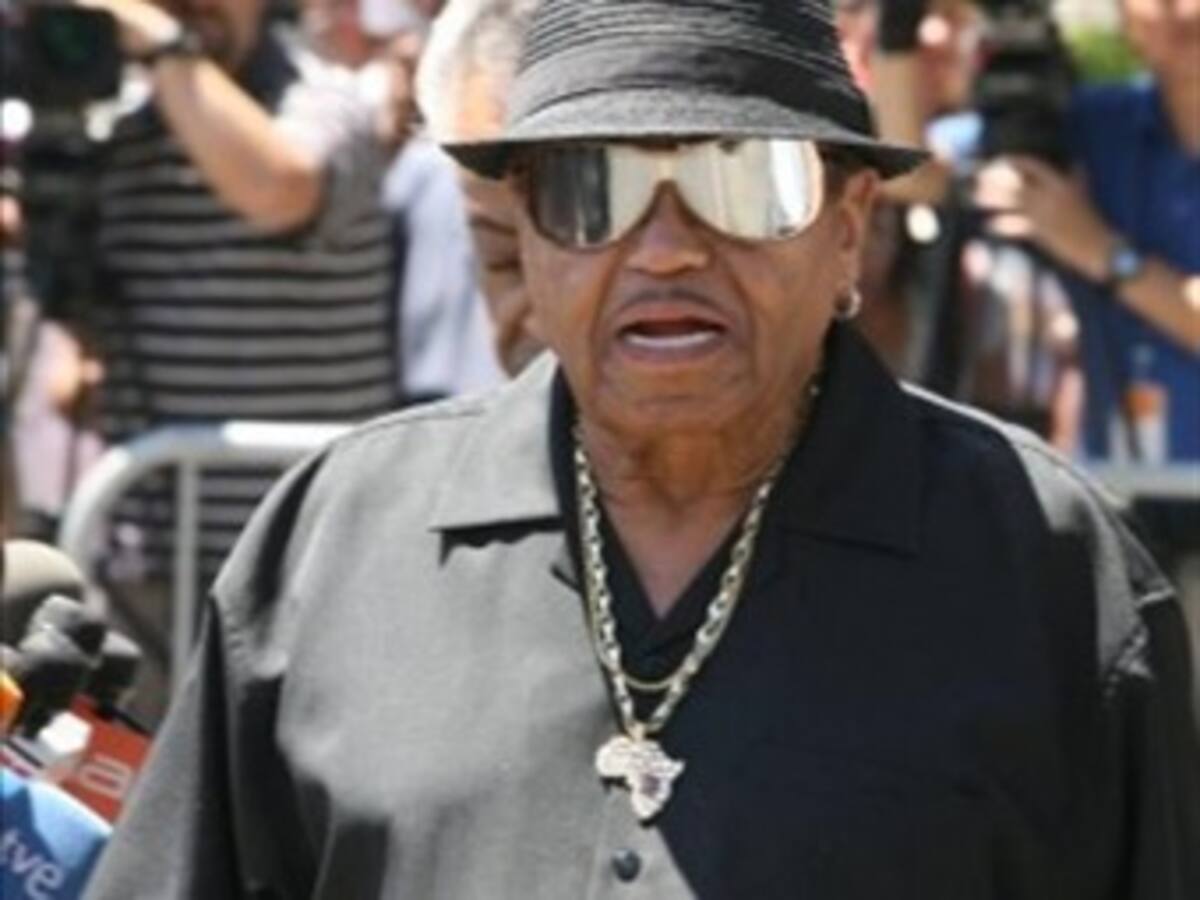 Padre de Michael Jackson asegura que una 'conspiración' causó la muerte de su hijo