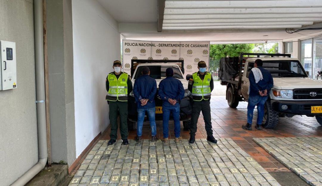 La droga ilícita estaba camuflada en dos camionetas.