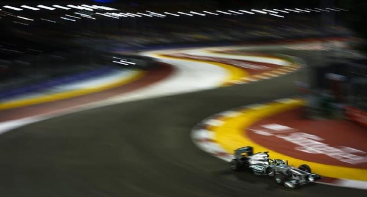 El líder del Mundial de pilotos, Sebastián Vettel fue el más rápido de la segunda tanda de prácticas. Mark Webber lo escoltó. En la primera sesión, Lewis Hamilton había hecho el mejor tiempo.