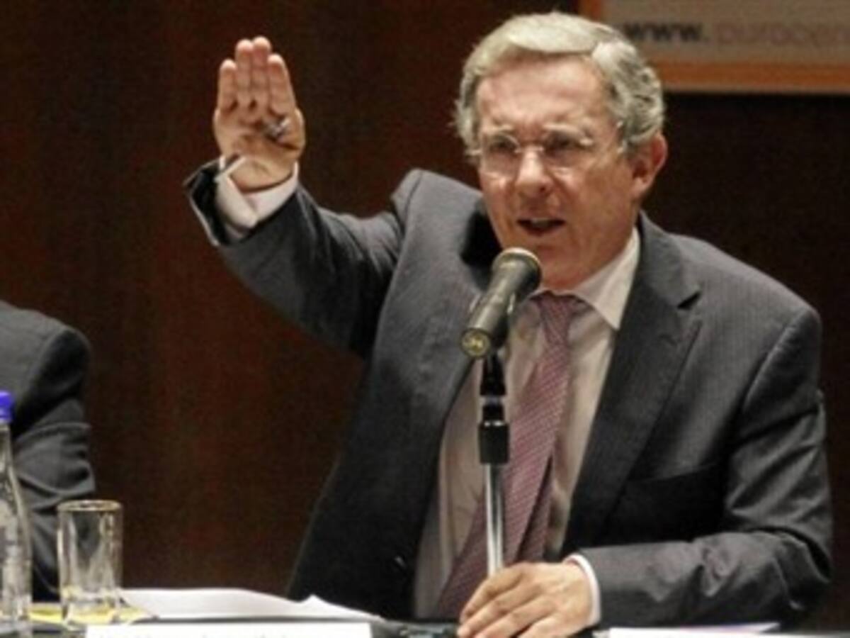Expresidente Uribe responde acusaciones de fascismo
