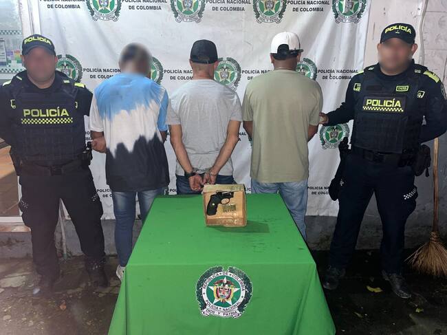 Cayeron tres presuntos delincuentes con un arma de fuego ilegal en Cartagena