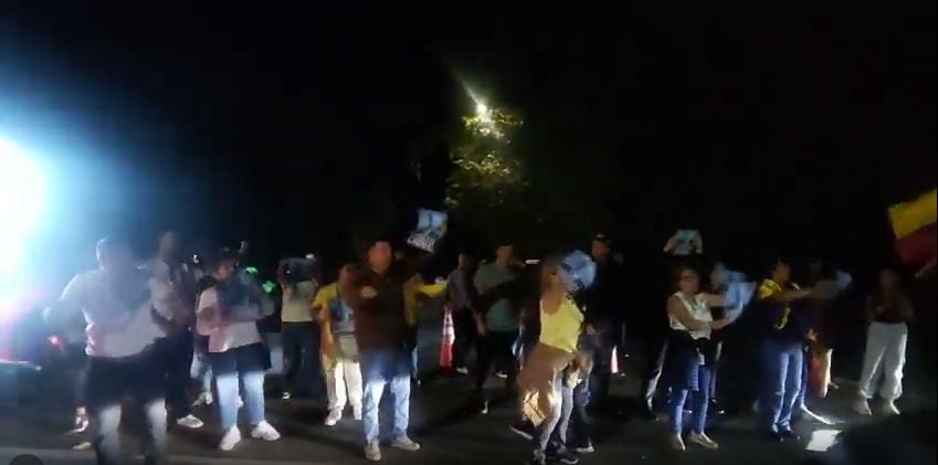 Plantón seguidores de Uribe en Llano Grande- Caracol Radio