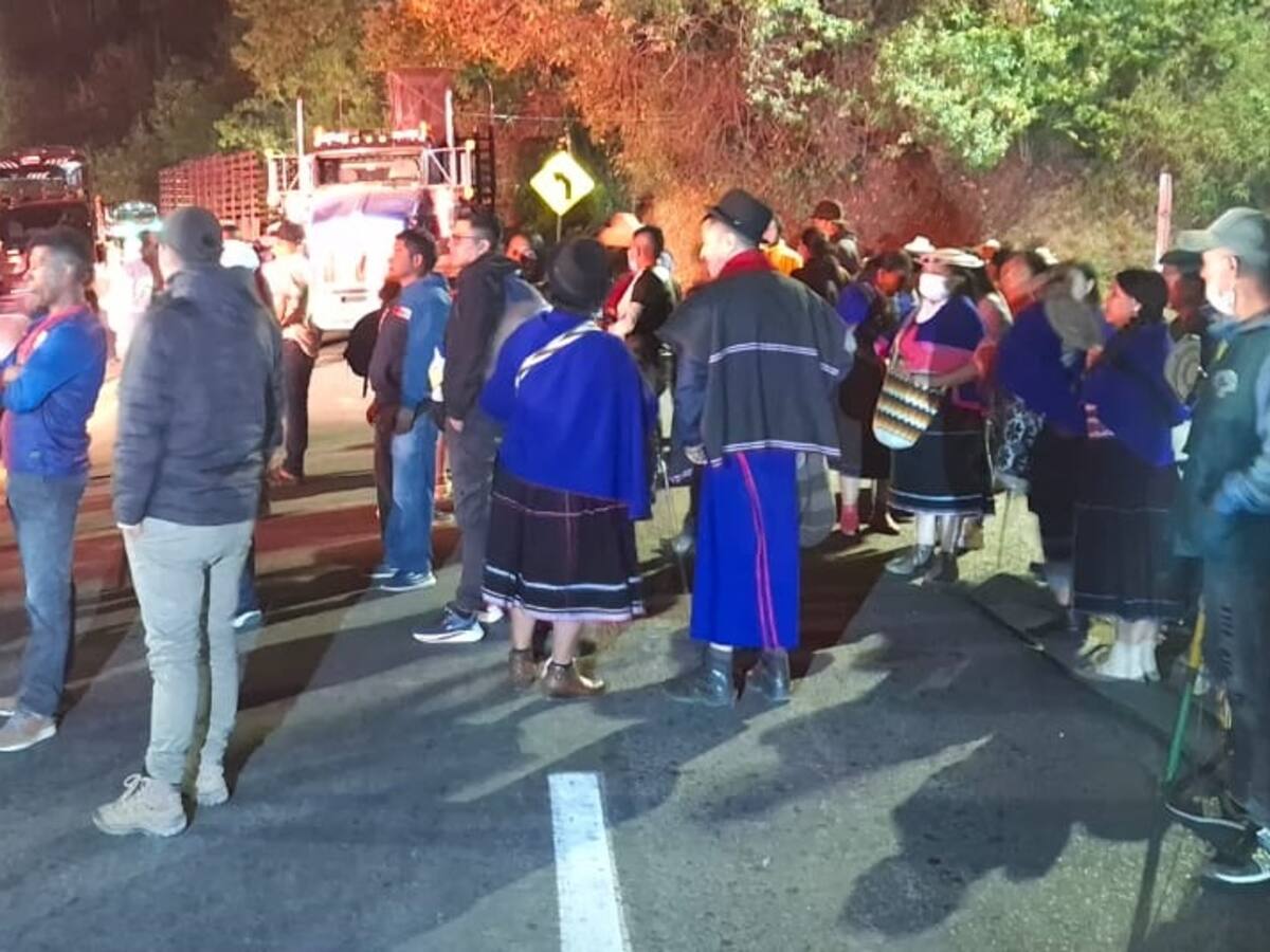 Comunidades indígenas bloquean la vía Panamericana entre Popayán y Cali