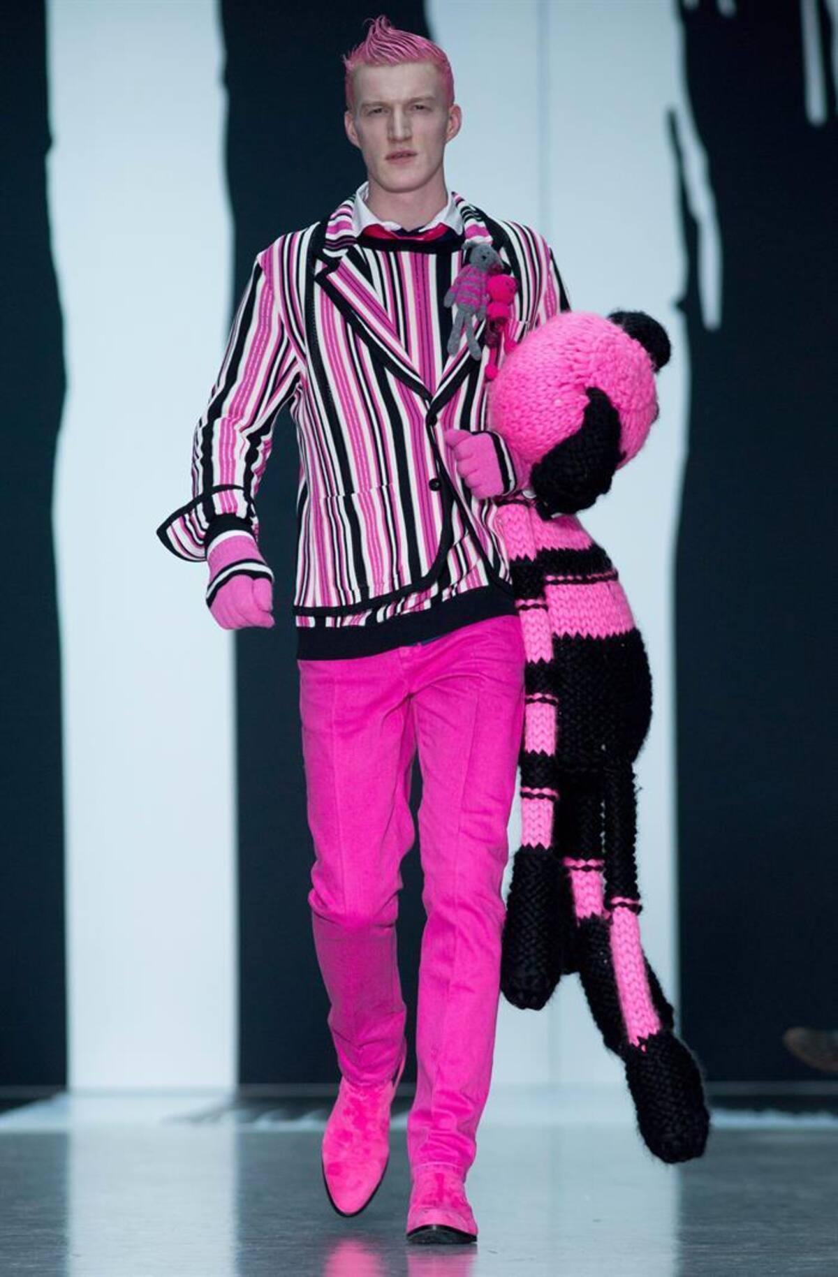 Una serie de modelos presentan la colección de otoño, invierno 2015 en la semana de la moda masculina en Londres, Inglaterra, que se realizará hasta el próximo 12 de enero.