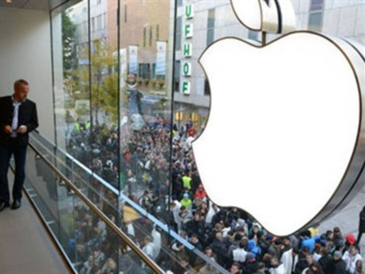 Miles de personas hacen fila en el mundo para comprar el nuevo iphone 5