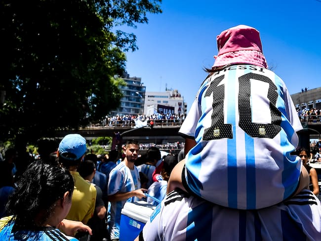 BUENOS AIRES, ARGENTINA - DECEMBER 20: A fan on Argentina wears a jersey of Lionel Messi as a multitude celebrate near 25 de Mayo highway for the victory parade of the Argentina men&#039;s national football team after winning the FIFA World Cup Qatar 2022 on December 20, 2022 in Buenos Aires, Argentina. (Photo by Marcelo Endelli/Getty Images)