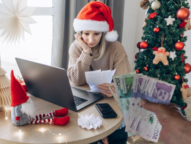 Imagen de referencia a persona preocupada por gastos en diciembre/ Getty Images