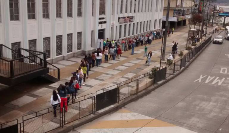 Fila de votantes en elecciones anteriores en Manizales
