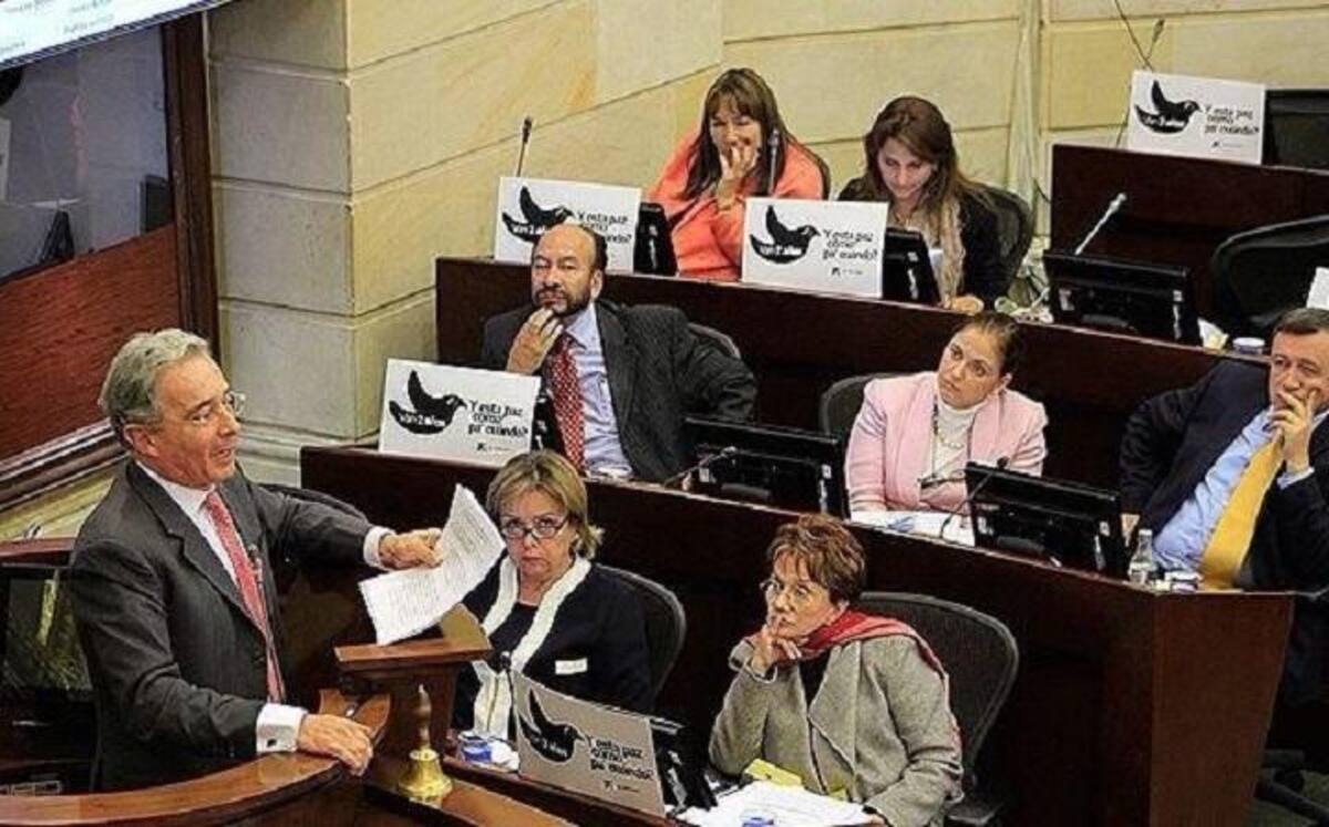 El 2 de septiembre de 2014, en la plenaria del Senado, los congresistas afirmaron con carteles en sus curules que "Van 657 días" del proceso de paz y cuestionaron con una paloma negra la supuesta demora en la firma de un acuerdo entre el gobierno de Santos y las Farc.
