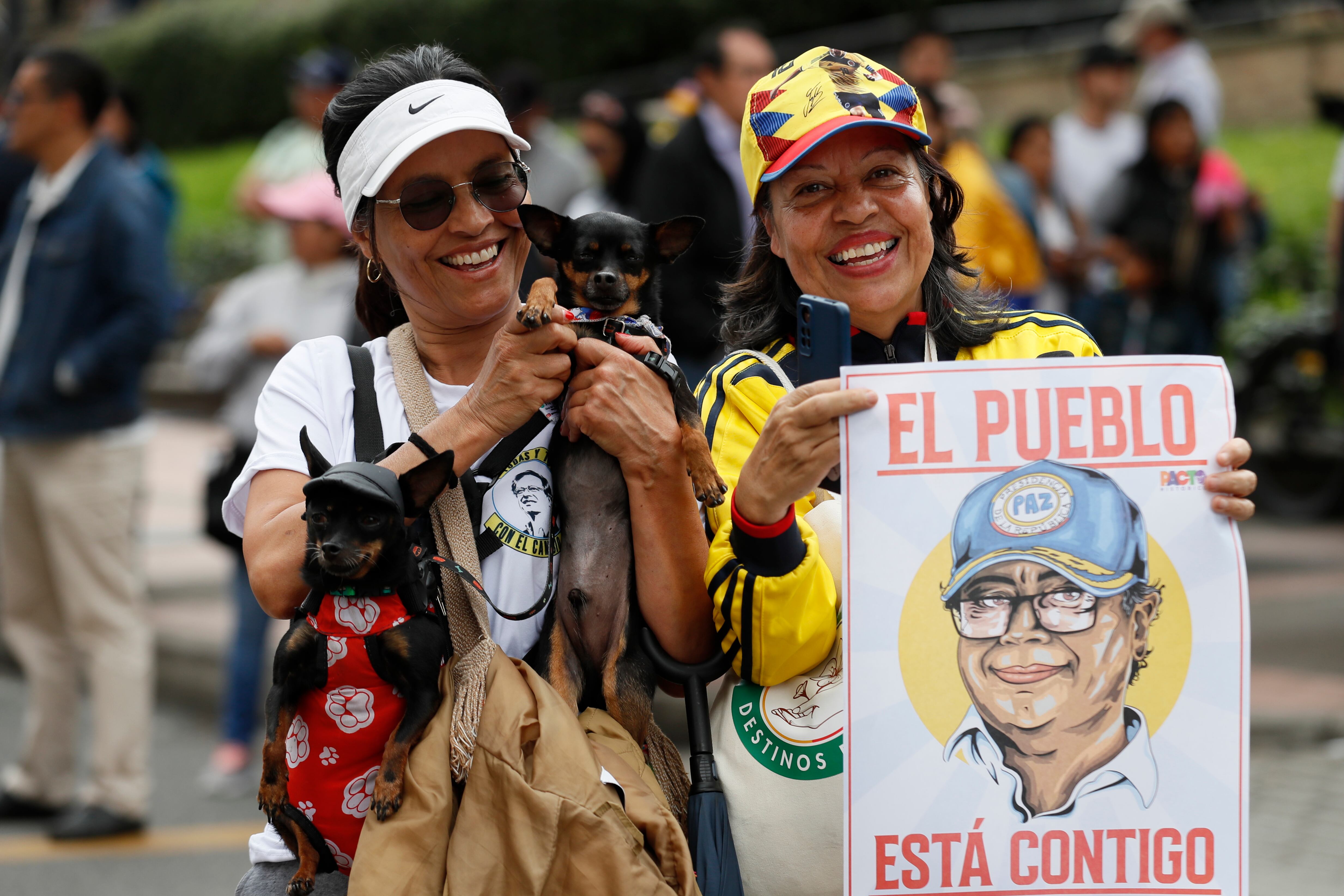Dos personas posan con un cartel de apoyo al presidente colombiano Gustavo Petro durante una marcha con motivo Día Internacional de los Trabajadores EFE/ Carlos Ortega