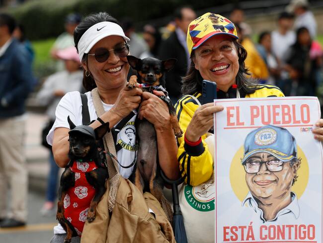 Dos personas posan con un cartel de apoyo al presidente colombiano Gustavo Petro durante una marcha con motivo Día Internacional de los Trabajadores EFE/ Carlos Ortega