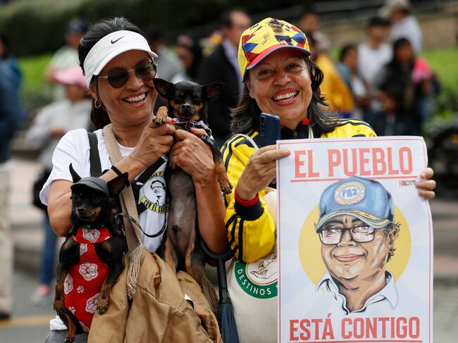 Dos personas posan con un cartel de apoyo al presidente colombiano Gustavo Petro durante una marcha con motivo Día Internacional de los Trabajadores EFE/ Carlos Ortega