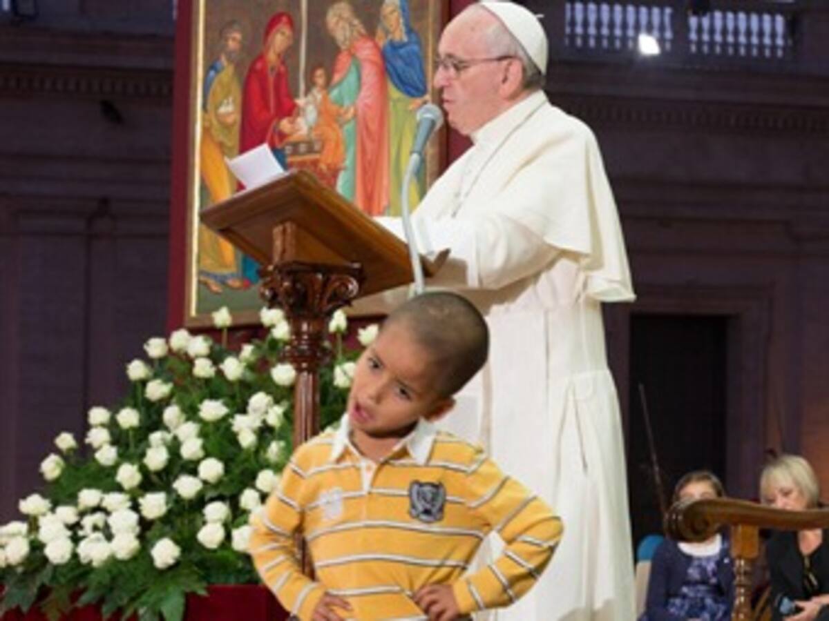 Vea al niño colombiano que se "robó el show" ante el papa Francisco