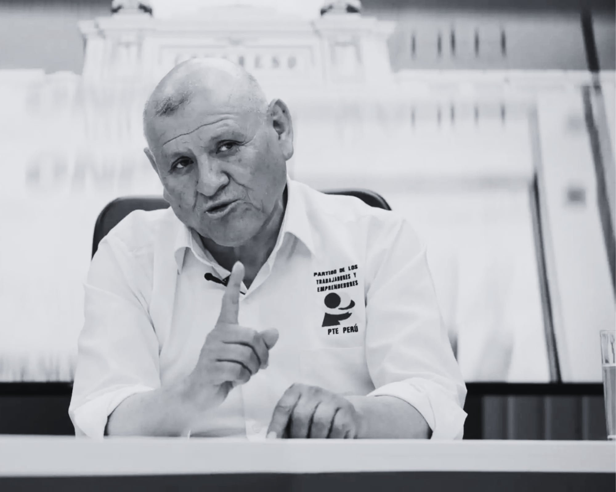 El candidato Napoleón Becerra, quien lideraba el Partido de los Trabajadores y Emprendedores, sufrió un accidente cuando se dirigía al sur del país a hacer campaña.
(Foto: Cortesía )