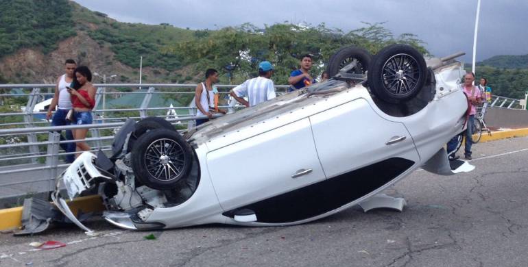 Uno de los vehículos se volcó. 